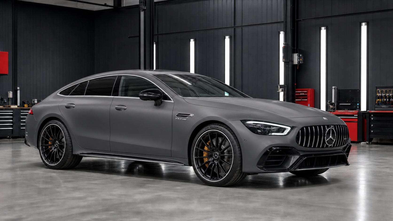 Simulare vizuală cu un Mercedes-AMG gri mat după refacerea caroseriei